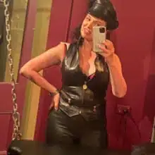 Sexy Leder Domina erzieht ganz privat